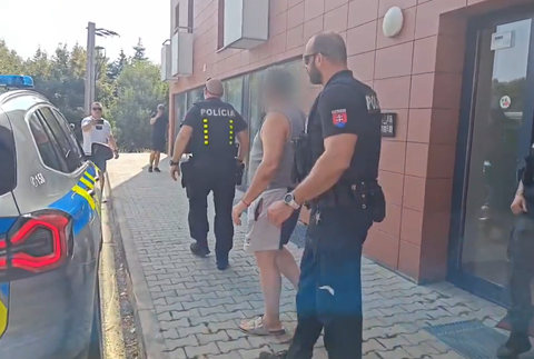 V Záhorskej Bystrici došlo k útoku na zastávke. Muž mal pri sebe zbraň