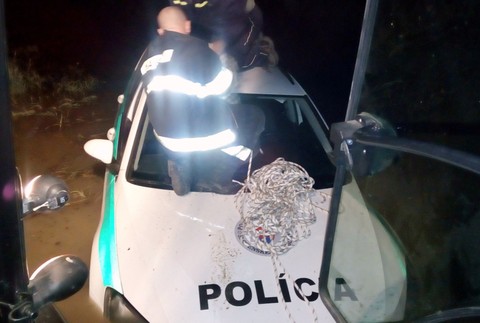 Hasiči vyťahujú z Váhu policajné auto