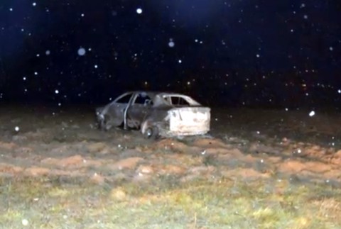 Taxikárovi išlo o život. Zbitého ho nechali ležať v snehu a podpálili mu auto