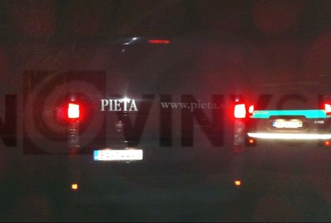 Pohrebná služba dorazila na miesto vraždy