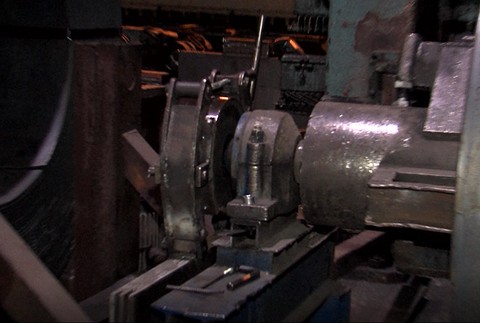 stroj vo výrobnej hale 