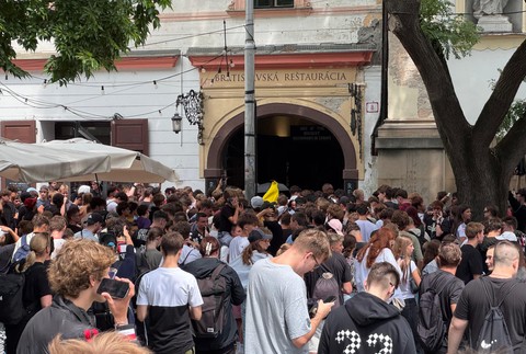 Dav fanúšikov čakajúci na IShowSpeed pred reštauráciou 3