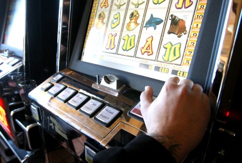 hrací automat ruka ilustračné foto