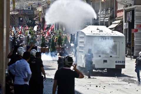 Turecko Istanbul protesty demonštrujúci polícia zásah násilie