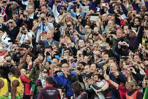 Usain Bolt s fanúšikmi na štadióne