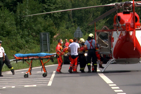 Zrážka dvoch motorkárov uzavrela hlavný ťah na Handlovú, na miesto privolali vrtuľník 
