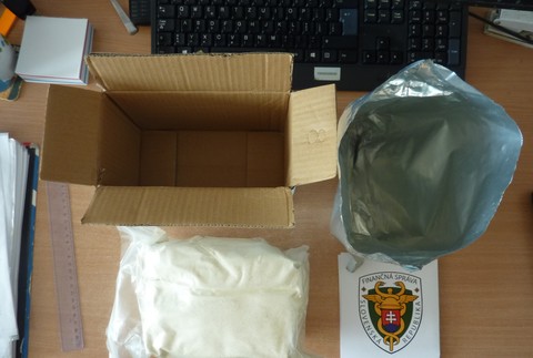Na bratislavskej pošte zadržali kilogramy novej drogy z Holandska.