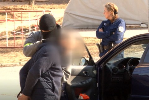 NAKA niekoľko hodín zasahuje v Lučenci. Kukláči doposiaľ zadržali 8 osôb