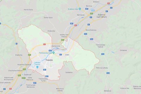 Žena jazdila podľa neaktuálnej navigácie. Nabrala jedno auto a dve značky