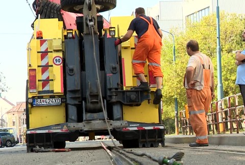 Vykoľajená električka skomplikovala situáciu v Bratislave. Dôvody nehody sú kuriózne