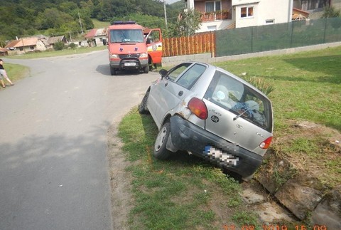 Muž (32) po zrážke preletel cez auto a dopadalo na kanál. Žena za volantom vodičák nemala
