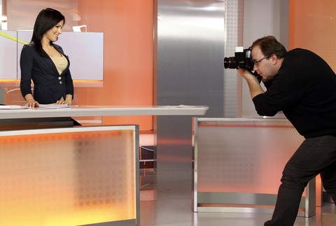 Moderátorka Andrea Pálffy Belányi v štúdiu Novín o 12-tej