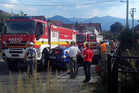 Dnes krátko po 16-tej hodine sa v  Liptovskej Ondrašovej zrazilo hasičské auto s osobným autom. Vodička osobného auta nedala prednosť hasičskému autu. Zranená vodička osobného auta bola prevezená do Liptovskomikulášskej nemocnice.