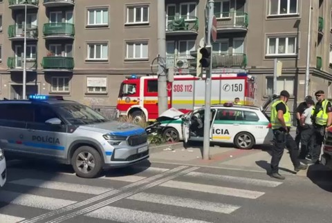 [multi] Policajné auto nabúralo do stlpa 2589