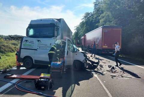 Nehoda kamióna s dodávkou