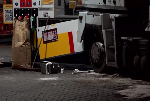 [multi] Opitý kamionista 3675