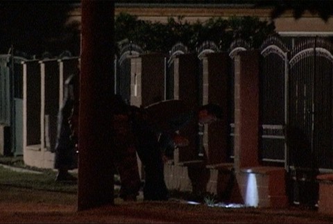 basternak policia pred domom tma