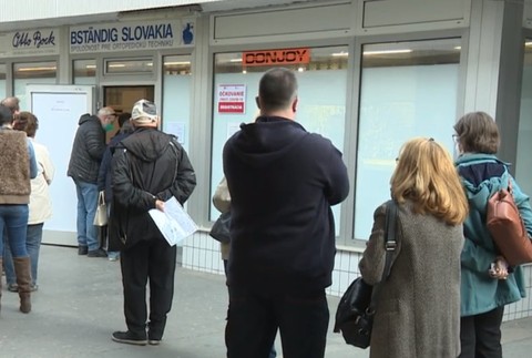 Medzi zaočkovanými treťou dávkou sú aj ľudia, ktorí sa vôbec neregistrovali.