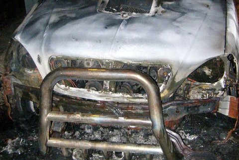 Podpálené auto autá požiar plamene vrak zničené noc Šulekovo