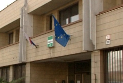 V uliciach Trnavy ohrozoval ľudí muž so zbraňou. Nereagoval ani na varovný výstrel polície