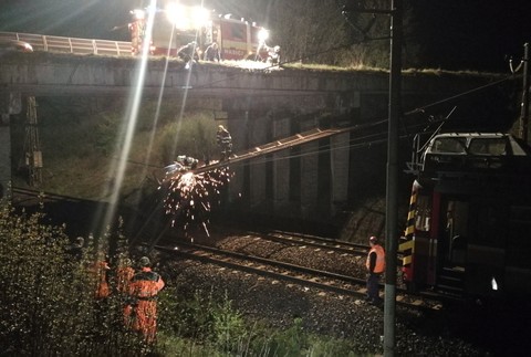 Na trolejové vedenie sa zrútilo zábradlie