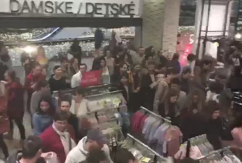 V obchodoch začína nákupné šialenstvo. Ako to je s povianočnými výpredajmi?