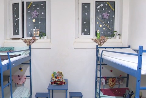 Ozdobené cely a vôňa medovníkov. Aj za múrmi väznice majú Vianoce