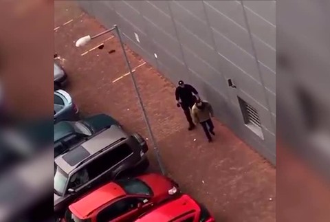 [multi] Policajt zbil bezdomovca 157