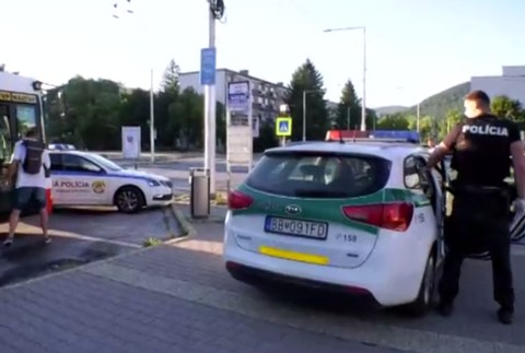 Výtržníctvo v Banskej Bystrici: Partička agresívnych tínedžerov napadla vodiča autobusu aj policajta