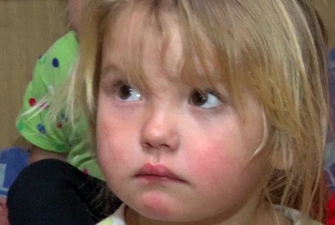 Osem detí s rodičmi sa tlačí v malej unimobunke. Darované Vianoce im spríjemnili vianočný čas