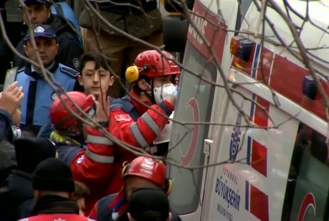 [multi] Záchranári vytiahli z trosiek spadnutej budovy 5-ročné dievča 5236