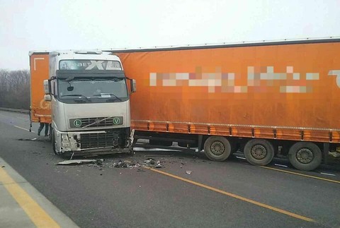 Zrážka kamióna s osobným autom: Diaľnicu pri Bratislave museli uzatvoriť