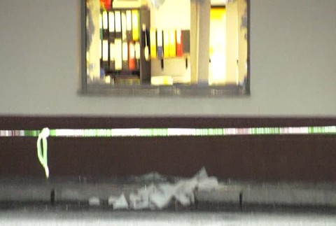 Zamestnanci pumpy ostali v šoku. Maskovaní muži rozbili okno a ukradli trezor