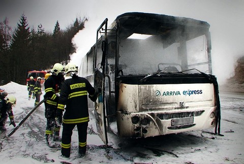 Donovaly požiar hasiči autobus 8.2.2014 foto3