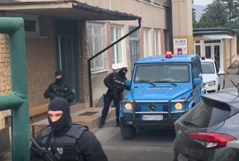 Mariana Kočnera odvážajú z NAKA po výsluchu