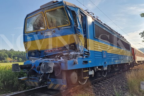 Zrážka vlaku a kamióna Hronský Beňadik (3)