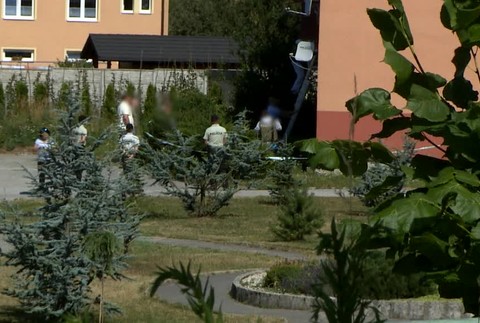 Mladík neprežil pád z druhého poschodia. Jeho matka skončila s bodnými zraneniami v nemocnici