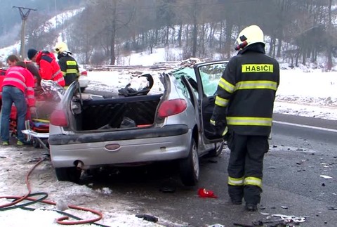 Čelná zrážka auta s nákladiakom. Vodiča vystrihovali skoro pol hodinu