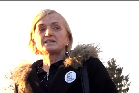 Zlatica Kušnírová chcela Ficovi vrátiť ruže. Na oslavy MDŽ ju nepustili