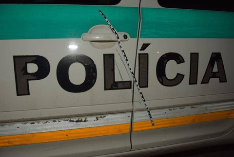 policajné auto, zdemolované