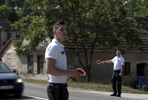 Obyvatelia obce protestne zablokovali cestu. Nevedia sa dostať na druhú stranu pre hustú premávku