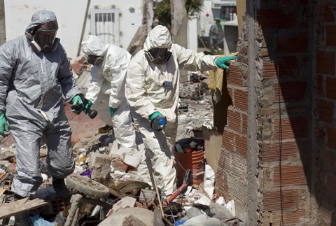 zdemolované domy explózia ohnivá guľa