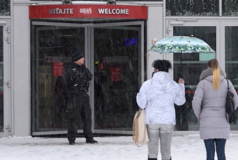 V známom nákupnom centre nahlásili bombu. Polícia budovu prehľadáva