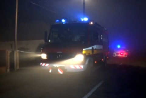 V noci úradoval podpaľač. Auto polial horľavinou a zapálil fakľou