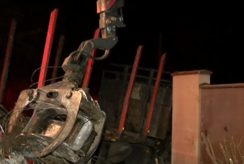 Vodičovi nákladiaku sa počas jazdy uvoľnila hydraulická ruka. Ničila všetko, čo jej stalo v ceste