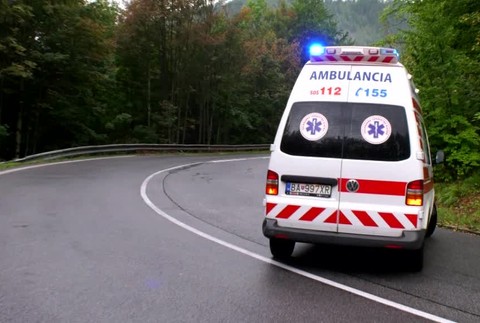 Mladý vodič sa druhýkrát narodil. Jeho auto sa zrútilo zo zrázu, mal šťastie, že ho zastavili stromy3157