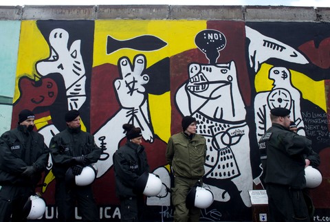 Berlínsky múr časť zbúrali výstavba bytov demonštrácie 6