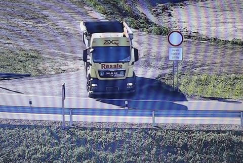 Mimoriadne nebezpečná jazda kamionistu.