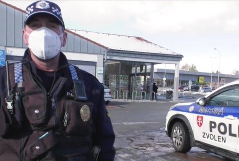 Kamery na policajných uniformách.