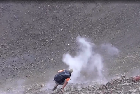 Redaktor TV JOJ vystúpil na dymiacu Etnu